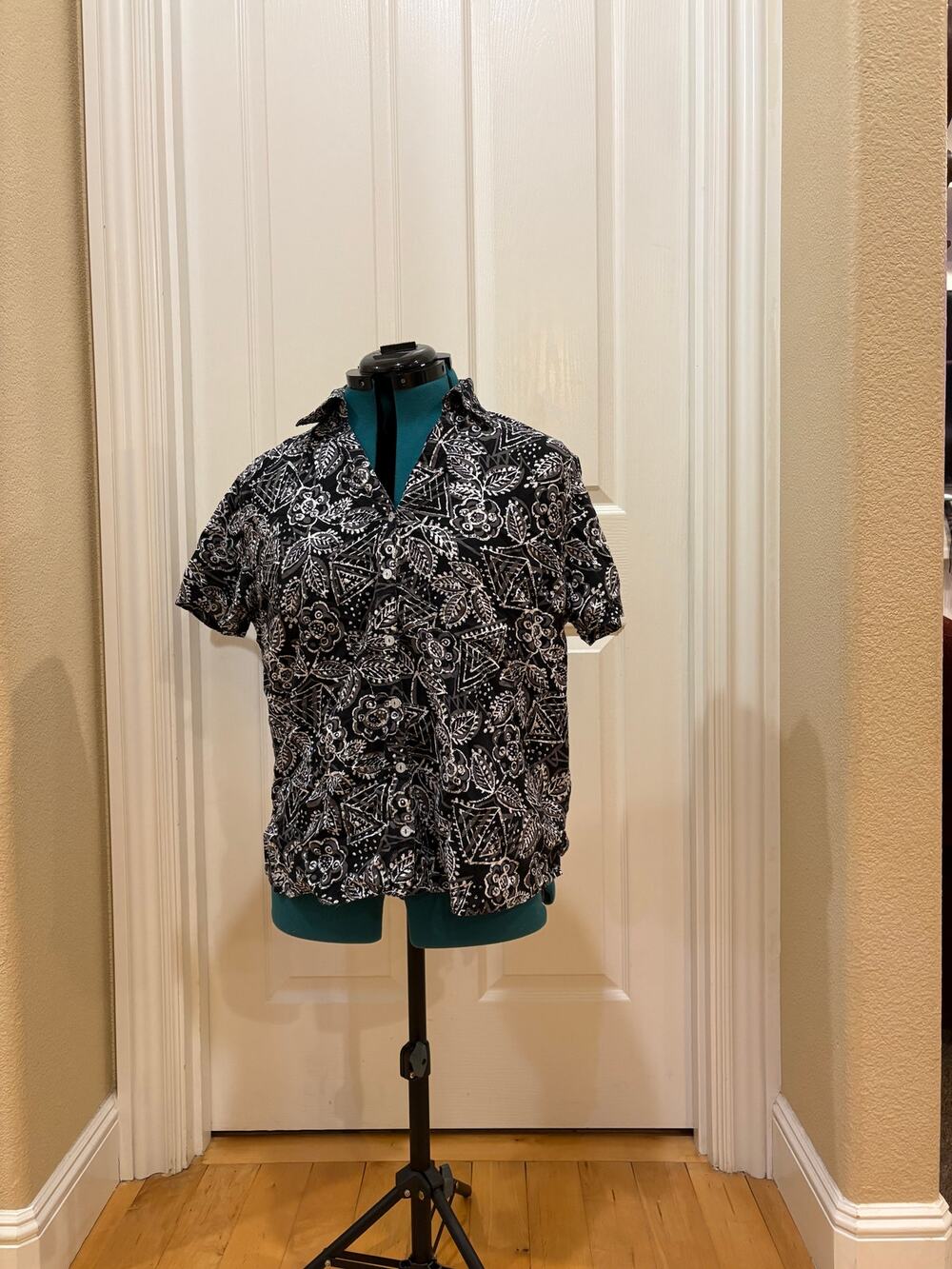 Women's Size XL Black and White Short Sleeve Button Up